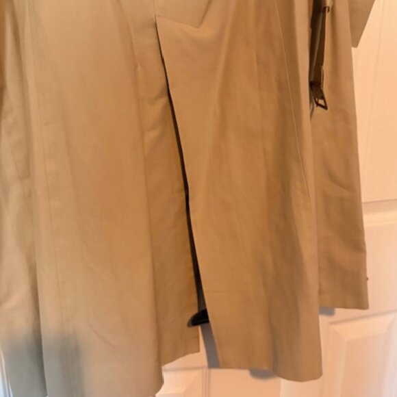 Burberry | Classic Tan 100% Cotton Long Single Breasted Trench Plaid Interior - Picture 2 of 12